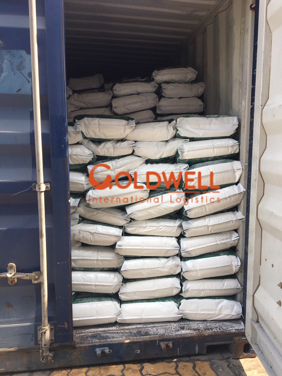 Cont hàng nguyên liệu thức ăn chăn nuôi nhập khẩu tại cảng Cát Lái - Tphcm